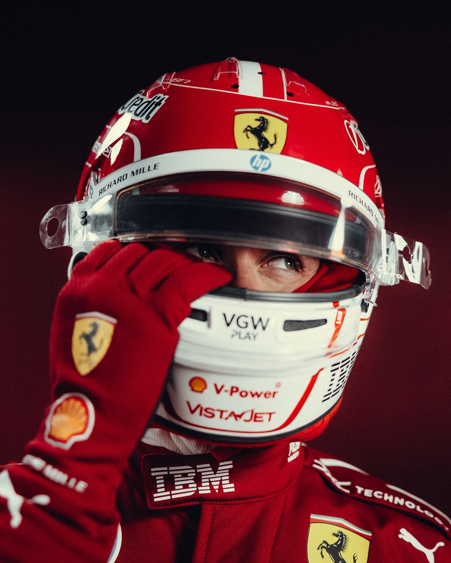 Leclerc com uniforme da Ferrari - Fonte: @charles_leclerc