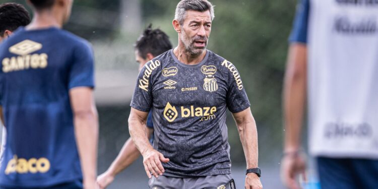Pedro Caixinha revela primeira contratação do Santos em entrevista coletiva