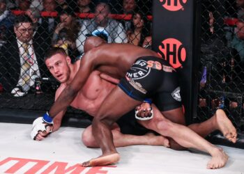 Corey e Nemkov lutando - Fonte: @coreya_mma