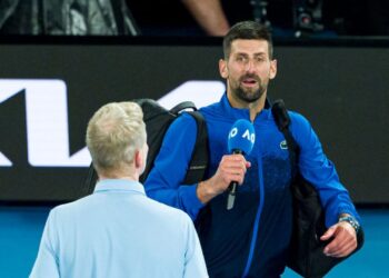 Djokovic com o microfone dando recado ao público no Australian Open