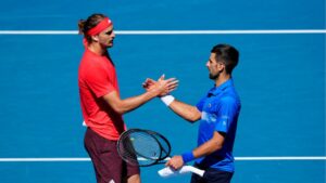 Djokovic cumprimenta Zverev após desistir da semifinal do Australian Open