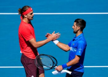 Djokovic cumprimenta Zverev após desistir da semifinal do Australian Open