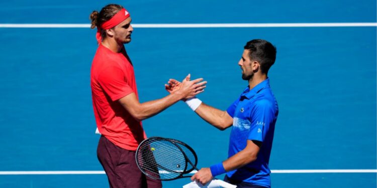 Djokovic cumprimenta Zverev após desistir da semifinal do Australian Open