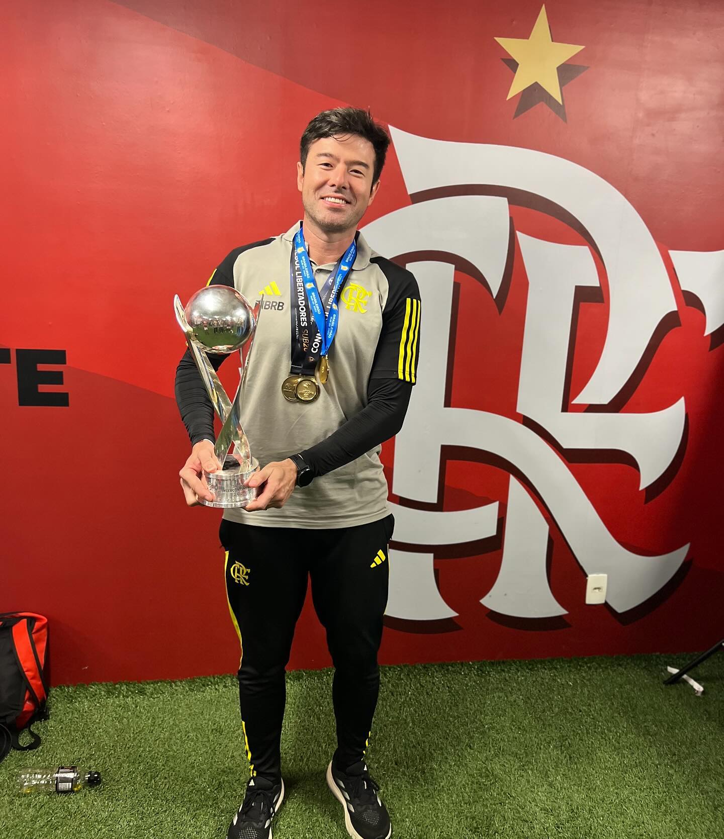 Fernando Sassaki com taça do Mundial sub-20 - Fonte: @dr.fernandosassaki