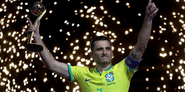 Dyego, capitão da Seleção Brasileira, recebendo premiação na Copa do Mundo de futsal
