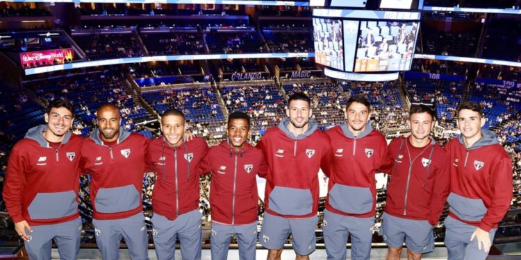 Elenco do São Paulo no jogo do Orlando Magic.