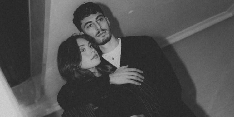 Esposa de Kai Havertz ao lado do jogador.