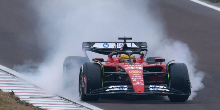 Hamilton na Ferrari pela F1.