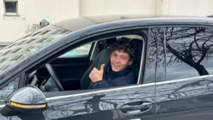 Piloto da F1, Antonelli posa para foto na autoescola
