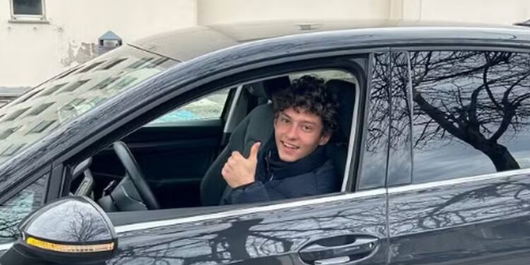 Piloto da F1, Antonelli posa para foto na autoescola