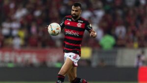 Fabrício Bruno, alvo do Cruzeiro, em ação pelo Flamengo