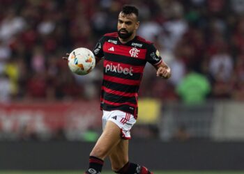 Fabrício Bruno, alvo do Cruzeiro, em ação pelo Flamengo