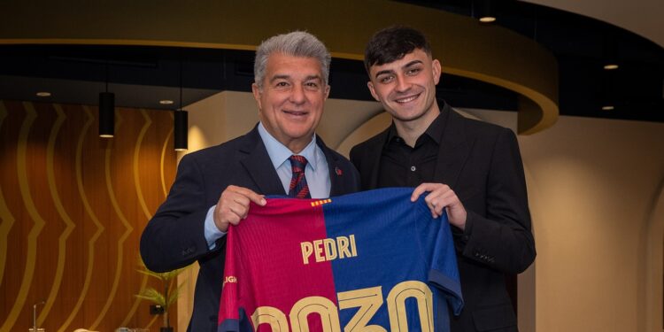 Pedri e presidente do Barcelona - Fonte: @fcbarcelona