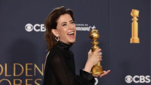 Fernanda Torres posa para fotos com o troféu após vencer o Globo de Ouro como Melhor Atriz