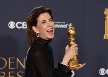 Fernanda Torres posa para fotos com o troféu após vencer o Globo de Ouro como Melhor Atriz