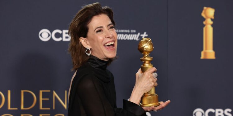 Fernanda Torres posa para fotos com o troféu após vencer o Globo de Ouro como Melhor Atriz