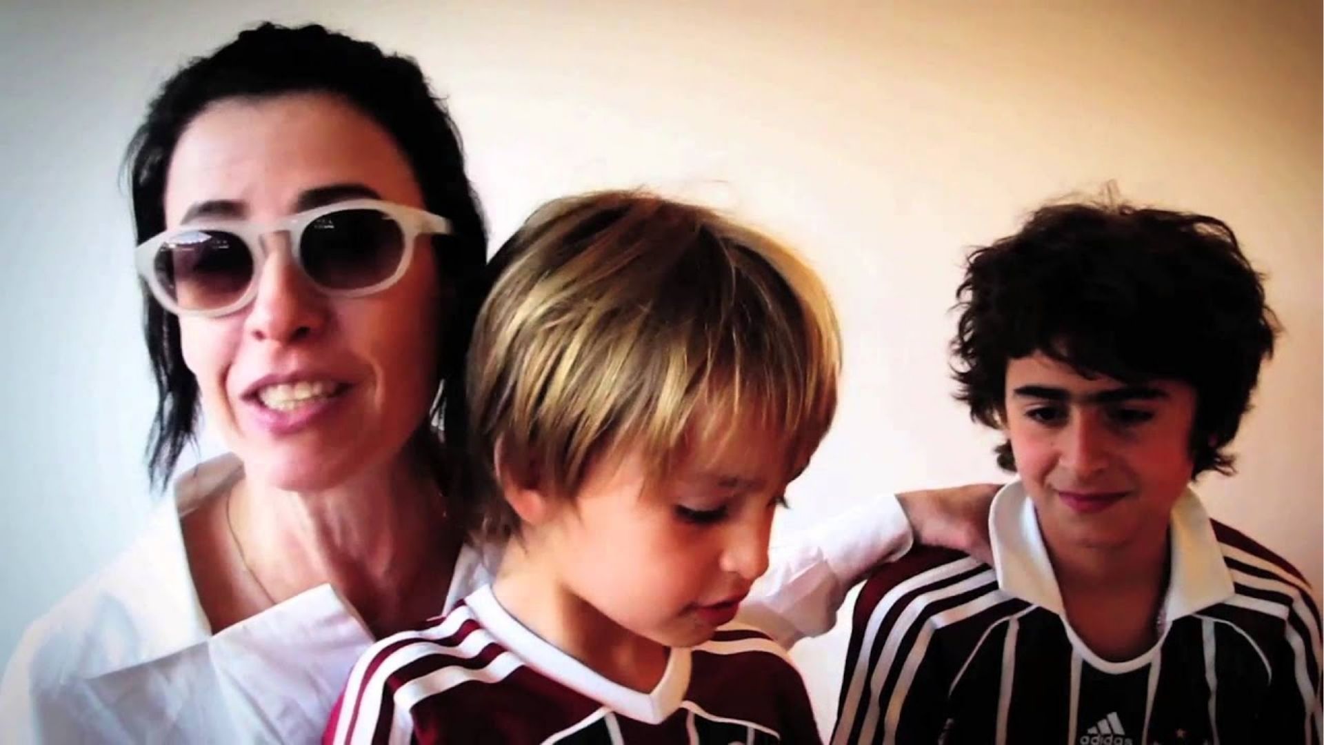 Filhos de Fernanda Torres com a camisa do Fluminense