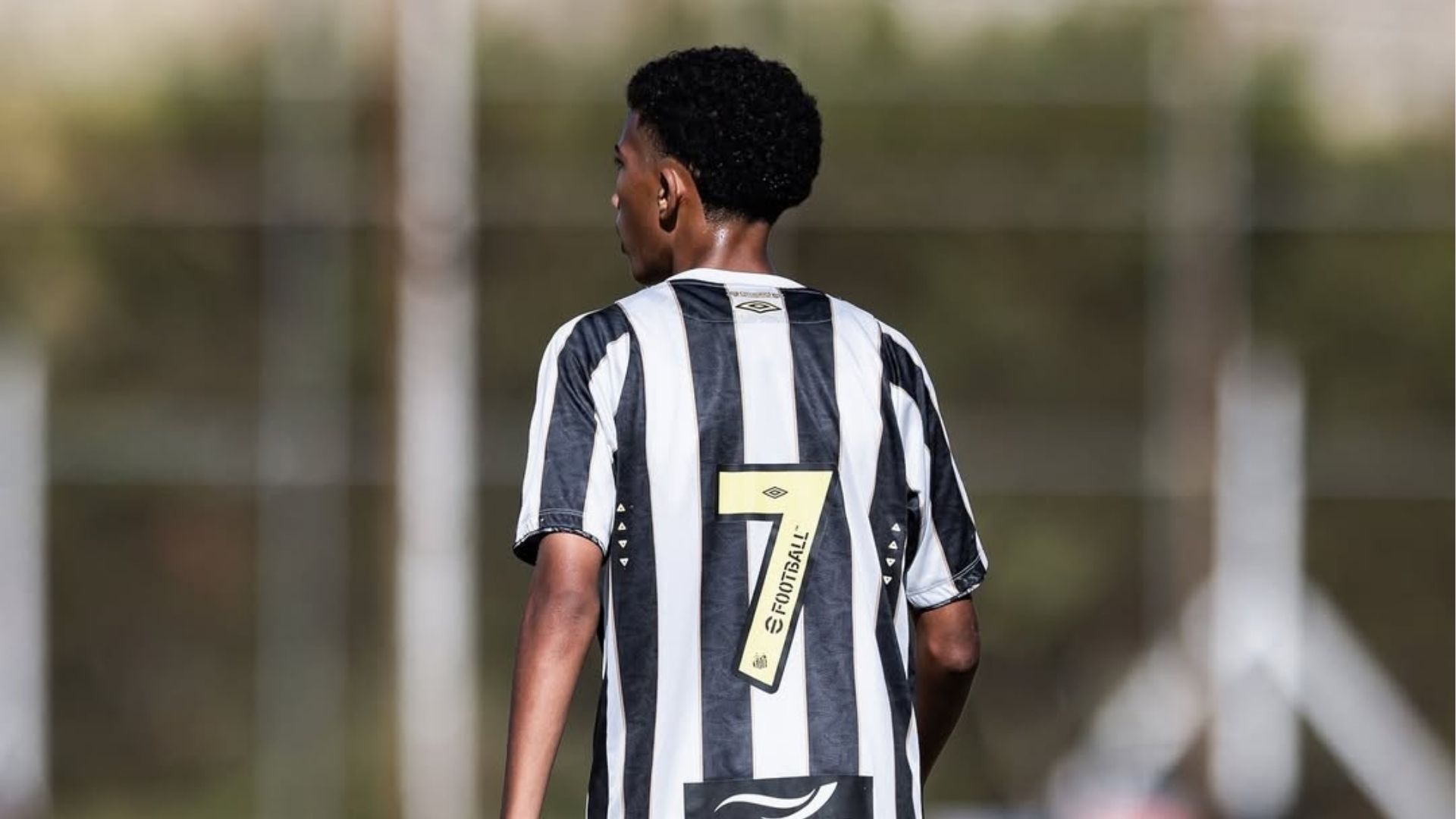 Filho de Robinho com a camisa sete do Santos