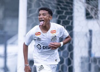 Filho de Robinho, Robson Júnior em ação com a camisa do Santos