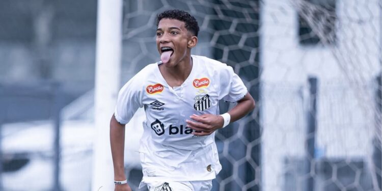 Filho de Robinho, Robson Júnior em ação com a camisa do Santos