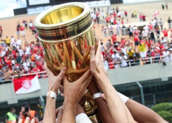 Imagem do troféu da Copinha, na última final no Pacaembu, em 2020