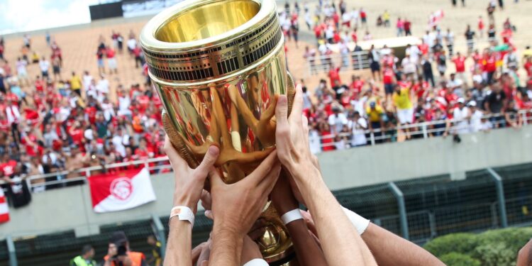 Imagem do troféu da Copinha, na última final no Pacaembu, em 2020