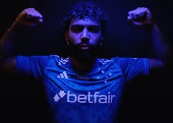 Gabigol com a camisa do Cruzeiro fazendo sua tradicional comemoração
