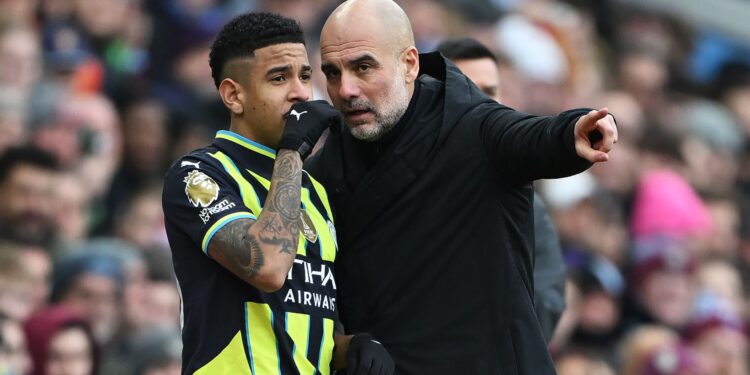 Savinho e Guardiola, no Manchester City.