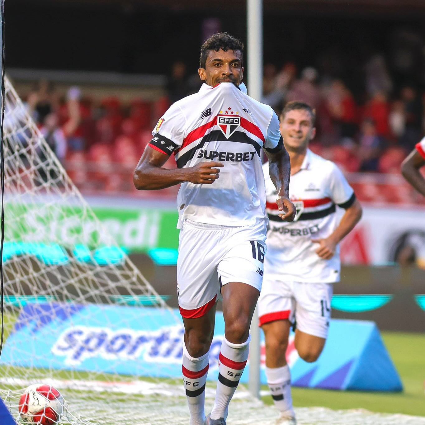 Luiz Gustavo comemorando pelo São Paulo - Fonte: @gustavo19luiz