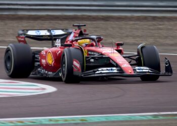 Lewis Hamilton pilota pela primeira vez o carro da Ferrari