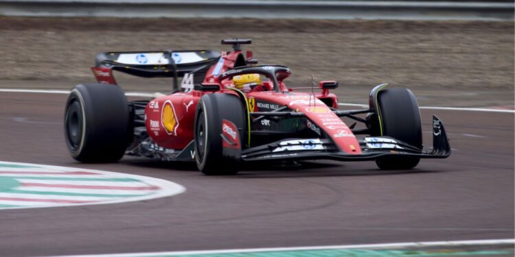 Lewis Hamilton pilota pela primeira vez o carro da Ferrari