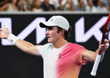 João Fonseca vibrando com vitória diante de Rublev no Australian Open