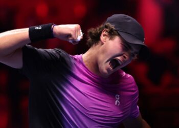 João Fonseca vibrando com vitória no Next Gen ATP Finals