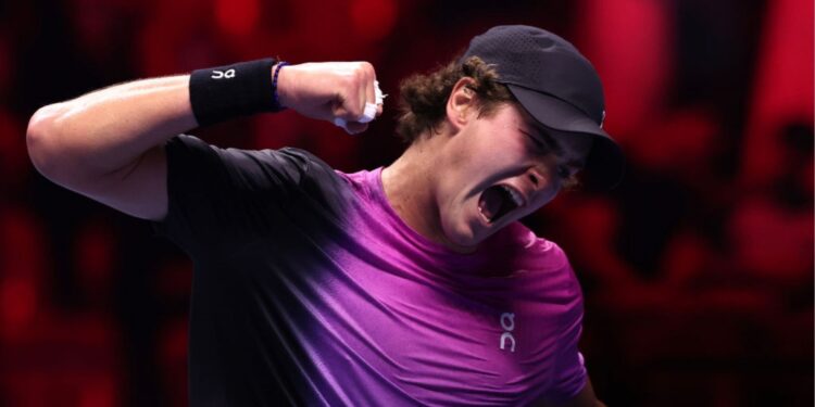 João Fonseca vibrando com vitória no Next Gen ATP Finals