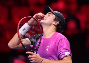 João Fonseca em ação e vibrando com vitória no Next Gen ATP Finals