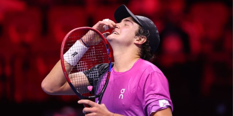 João Fonseca em ação e vibrando com vitória no Next Gen ATP Finals