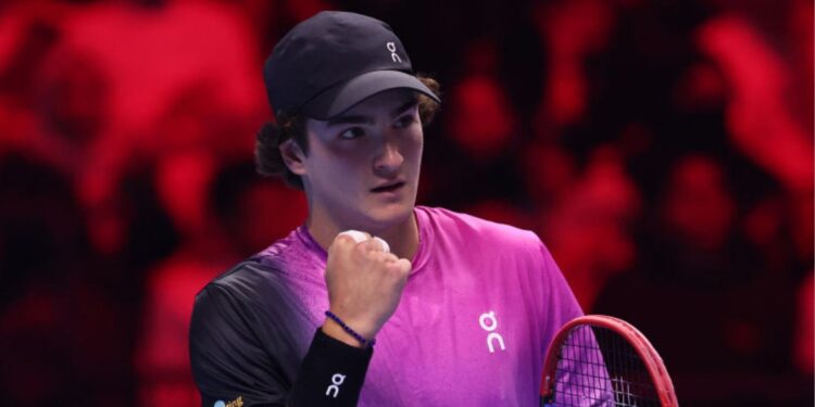 João Fonseca em ação no Next Gen ATP Finals