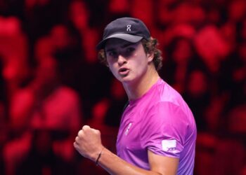 João Fonseca vibrando com vitória no Next Gen ATP Finals