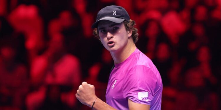 João Fonseca vibrando com vitória no Next Gen ATP Finals
