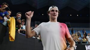 João Fonseca acenando para os torcedores após vitória no Australian Open