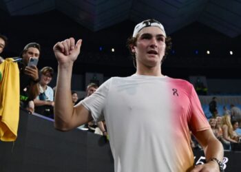 João Fonseca acenando para os torcedores após vitória no Australian Open