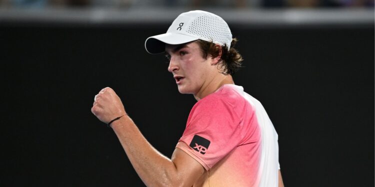 João Fonseca vibrando após ponto contra Rublev no Australian Open