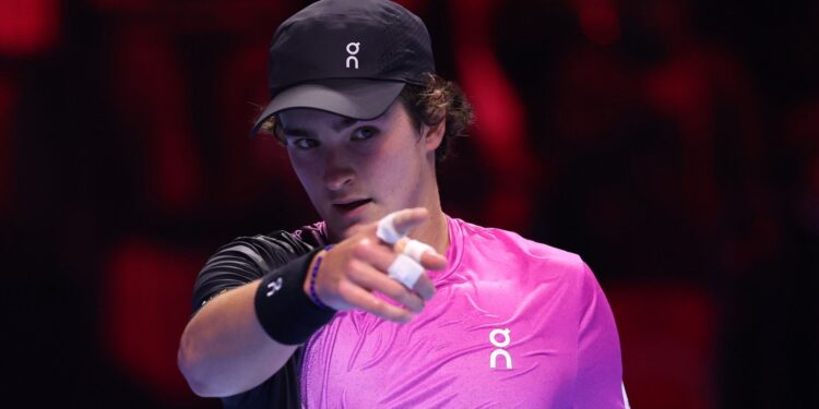 João Fonseca comemorando ponto no Next Gen ATP Finals