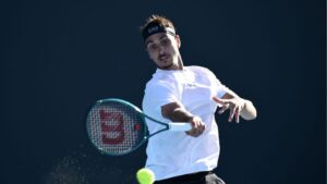 Rival de João Fonseca, Lorenzo Sonego em ação no Australian Open