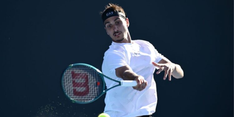 Rival de João Fonseca, Lorenzo Sonego em ação no Australian Open