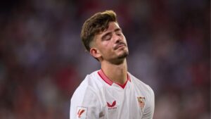 Jogador do Sevilla, Kike Salas em ação em La Liga contra o Barcelona