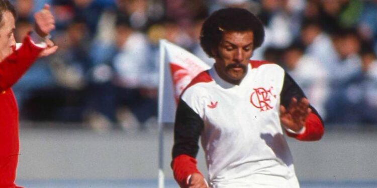 Junior atuando pelo Flamengo contra o Liverpool - Fonte: @junior_maestro_5