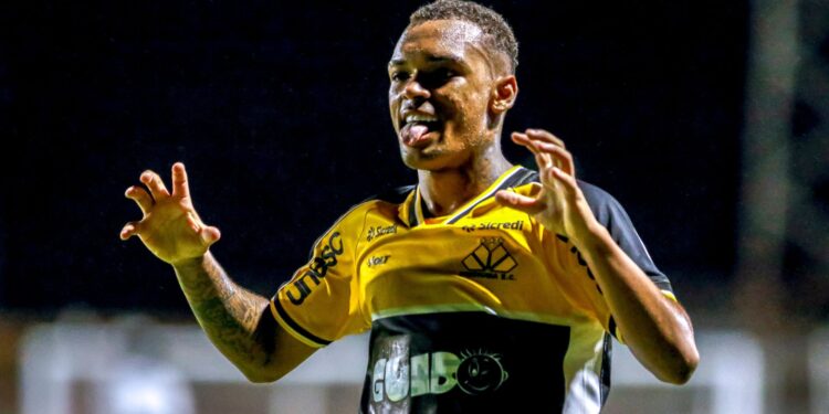 Kauã Lira comemorando gol do Criciúma contra o Botafogo, nas oitavas de final da Copinha