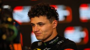 Lando Norris concedendo entrevista, após GP de Abu Dhabi