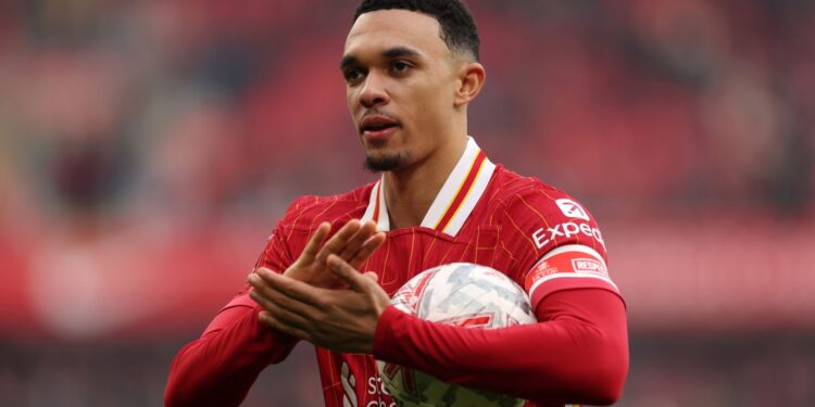 Alexander Arnold, jogador do Liverpool, comemorando gol contra o Accrington Stanley